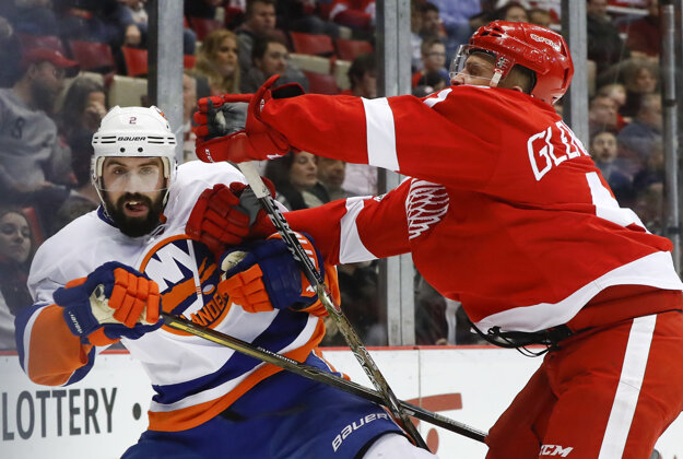 Luke Glendening (vpravo) z Detroitu napáda Nicka Leddyho z New Yorku Islanders.