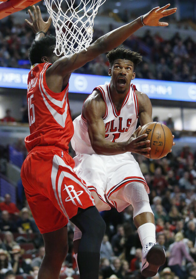 Jimmy Butler z Chicaga (vpravo) sa snaží presadiť cez Clinta Capelu.