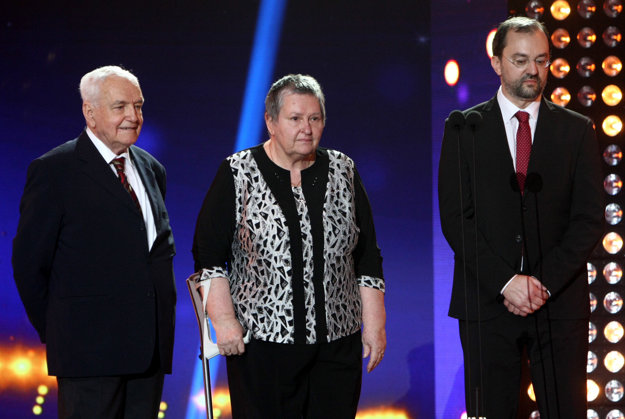 Do Siene slávy slovenského futbalu uviedli aj dlhoročného novinára Jozefa Kšiňana (vľavo). Za zosnulého Michala Vičana prevzala ocenenie jeho manželka Eva a za Štefana Čambala vnuk Leoš Zeman.