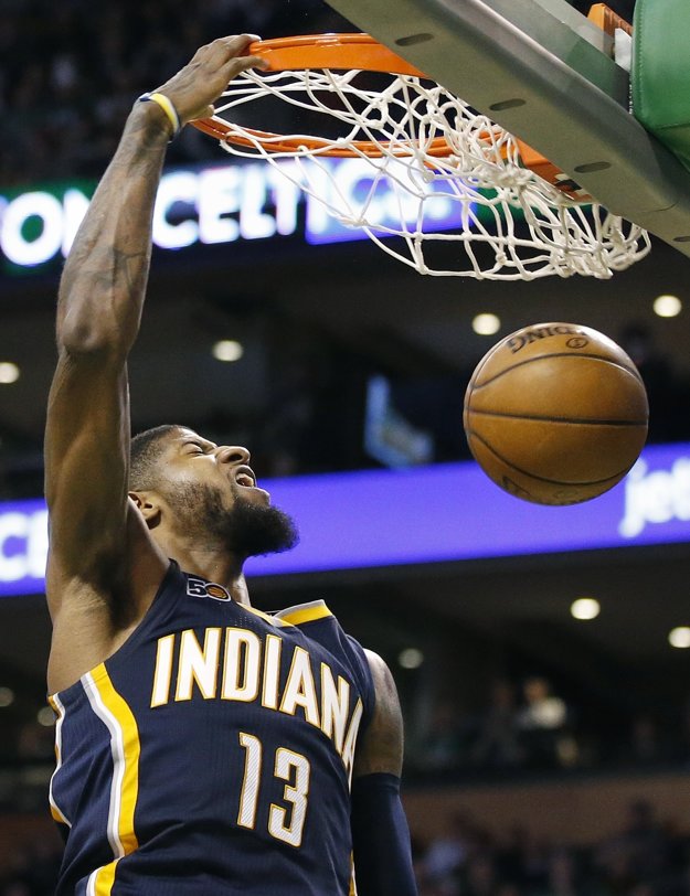 Hráč Indiany Paul George smečuje v zápase na palubovke Bostonu.