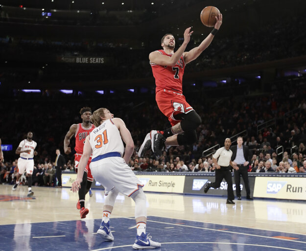 Michael Carter-Williams z Chicaga zakončuje na kôš v zápase proti New Yorku Knicks.
