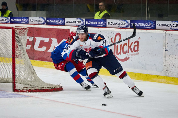 Adam Jánošík (vpravo) vyváža puk vo februárovom prípravnom zápase Slovákov s Olympijským výberom Ruska.