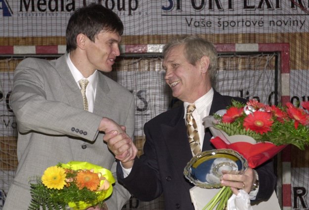 Najlepší slovenský hádzanár 20.storočia Anton Frolo /vpravo/ prijíma gratuláciu od Ľubomíra Švajlena, bývalého brankára, na slávnostnom vyhlásení najlepších hádzanárov roka v Michalovciach 2. februára 2001.