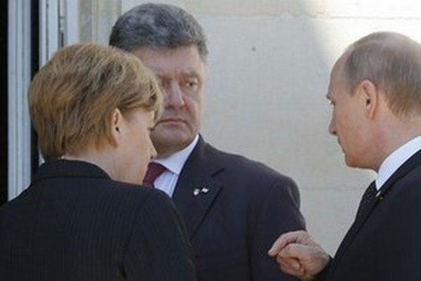 Merkelová s Porošenkom a Putinom.