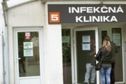 Ľudia, ktorí prišli navštíviť pacientov na klinike, sa dovnútra nedostali. 