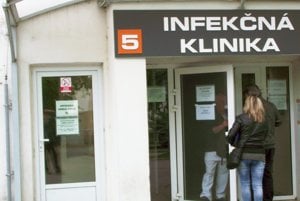 Ľudia, ktorí prišli navštíviť pacientov na klinike, sa dovnútra nedostali. 