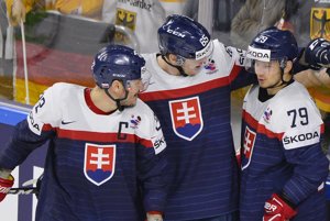 Hokejisti Slovenska sa tešia z druhého gólu v zápase, ktorý strelil Libor Hudáček (vpravo).