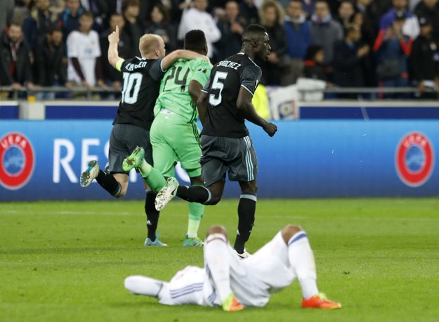 Futbalisti Ajaxu Amsterdam oslavujú postup do finále Európskej ligy.