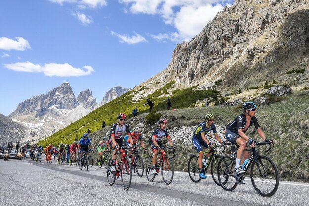 Cyklisti mieria na trase 18. etapy priesmykom Passo Pordoi.