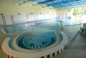 Relaxačný a plavecký bazén s protiprúdom na archívnej snímke z roku 2005. Kaštieľ v Studenom prešiel naposledy veľkou rekonštrukciou v roku 2000.