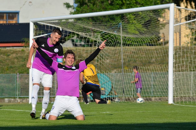 Gólová radosť najlepšieho strelca súťaže Romana Hašu. Dvakrát bol úspešný aj v poslednom zápase proti Šuranom (zdroj: Zoltán Kovács)
