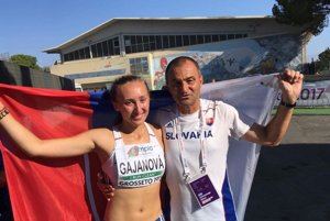 Gabriela Gajanová pózuje so svojím trénerom Pavlom Sloukom.
