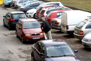 V Petržalke sa bežne parkuje na neutráli, aby si vodiči mohli navzájom odtlačiť autá a vycúvať.