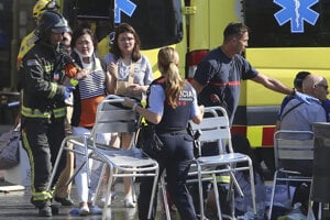 Záchranári ošetrujú zranených ľudí po teroristickom útoku autom na ulici La Rambla v Barcelone.