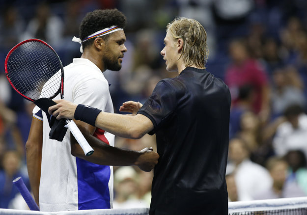 Denis Shapovalov a porazenýJo-Wilfried Tsonga sa zdravia po skončení zápasu.