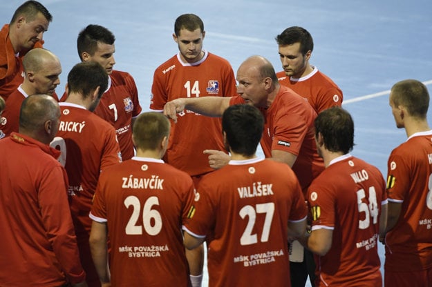 Na snímke hráči Považskej Bystrice, vpravo tréner Václav Straka v dohrávke 1. kola Slovnaft Handball extraligy Tatran Prešov - MŠK Považská Bystrica.