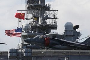 Americká lietadlová loď USS Makin Island v Hongkongu.