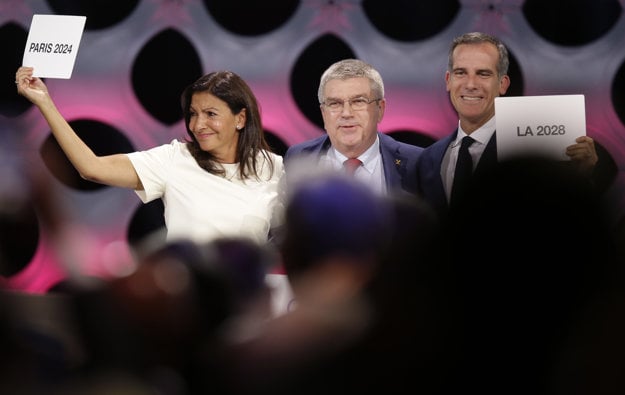 Na snímke zľava starostka Paríža Anne Hidalgová, predseda MOV Thomas Bach a starosta Los Angeles Eric Garret po vyhlásení výsledkov hlasovanie v Lime.