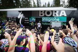 Fanúšikokvia Petra Sagana čakajú pred autobusom tímu Bora Hansgrohe pred siedmou etapy pretekov Okolo Poľska 2017.