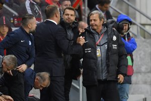 Tréner Ján Kozák (vpravo) po víťazstve nad Maltou.