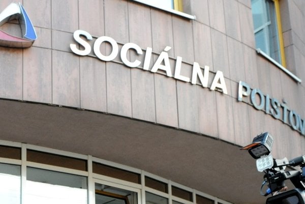 Počet vyplatených pandemických dávok stúpol aj v novembri
