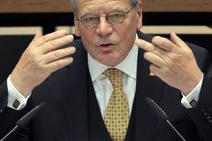 Joachim Gauck sa narodil v roku 1940 v Rostocku v námorníckej rodine. Jeho rodičia boli členmi NSDAP. V roku 1951 jeho otca odsúdili na nútené práce na Sibíri. Vrátil sa v roku 1955 ako jeden z tých, ktorých výmenu zariadil západonemecký kancelár Adenauer