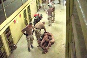 Škandálom s týraním väzňov sa nevyhli ani USA v prípade Guantanama či irackej Abu Ghraib.