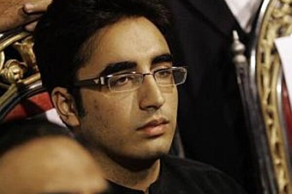 Novým predsedom Pakistanskej ľudovej strany (PPP) sa 30. decembra 2007 stal syn zavraždenej expremiérky Bénazír Bhuttovej. 19-ročný Bilavál, ktorý študuje na univerzite v Oxforde, tak po svojej matke prevezme vedenie strany pred nadchádzajúcimi parlamentn