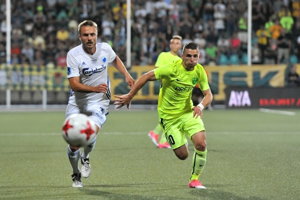 Vypadnutie v 2. predkole Ligy majstrov odčerpalo Žilinčanom veľa psychických síl. Na snímke Nicolas Špalek z MŠK Žilina (napravo) v súboji s Pierrom Bengtssonom z FC Kodaň.