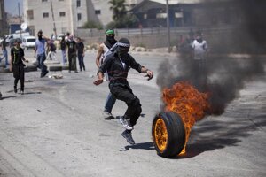 
Nepokoje pred väznicou v Oferi v Predjordánsku. (AP Photo/Majdi Mohammed)

