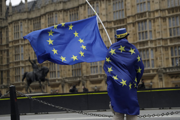 Európania v Británii sa nemusia báť tvrdého brexitu, sociálne výhody im zostanú