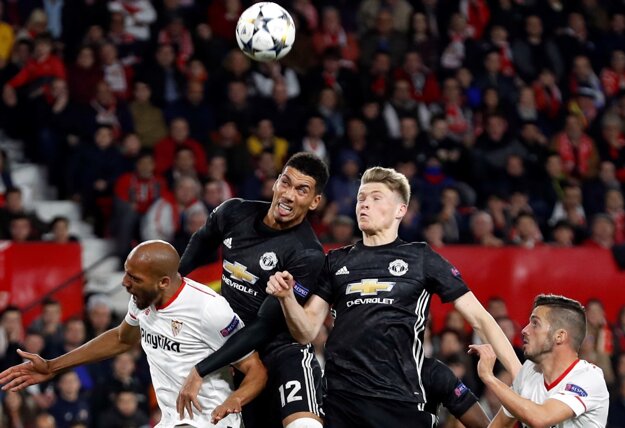 Chris Smalling a Scott McTominay (druhý sprava) nad súpermi zo Sevilly.