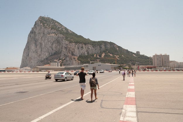 Prechod cez pristávaciu dráhu letiska Gibraltár