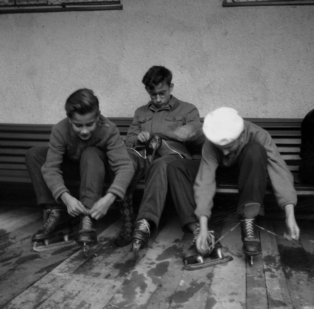 Na archívnej snímke z 20. októbra 1955 zimný štadión v Bratislave otvoril sezónu.
