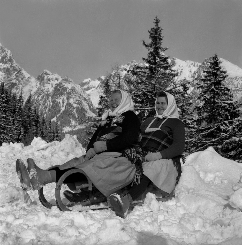 Na archívnej snímke z 29. januára 1965 zimné radosti vo Vysokých Tatrách. Na snímke družstevníčky Filoména Jánovská a Elena Goliašová z JRD Vracov na sánkovačke.