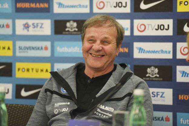 Ján Kozák počas pondelňajšej tlačovej konferencie.