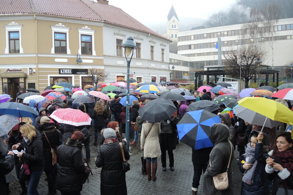 Živá reťaz na podporu učiteľov v Trenčíne.