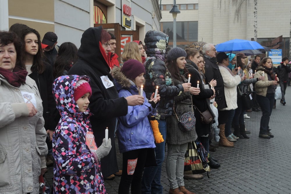Živá reťaz na podporu učiteľov v Trenčíne.