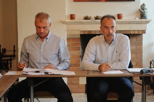 Prezident Slovenského zväzu ľadového hokeja (SZĽH) Igor Nemeček (vpravo) a generálny sekretár SZĽH Róbert Pukalovič (vľavo).