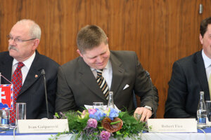 1. 4. 2009. Prezident SR Ivan Gašparovič, premiér Robert Fico a Pavol Paška.