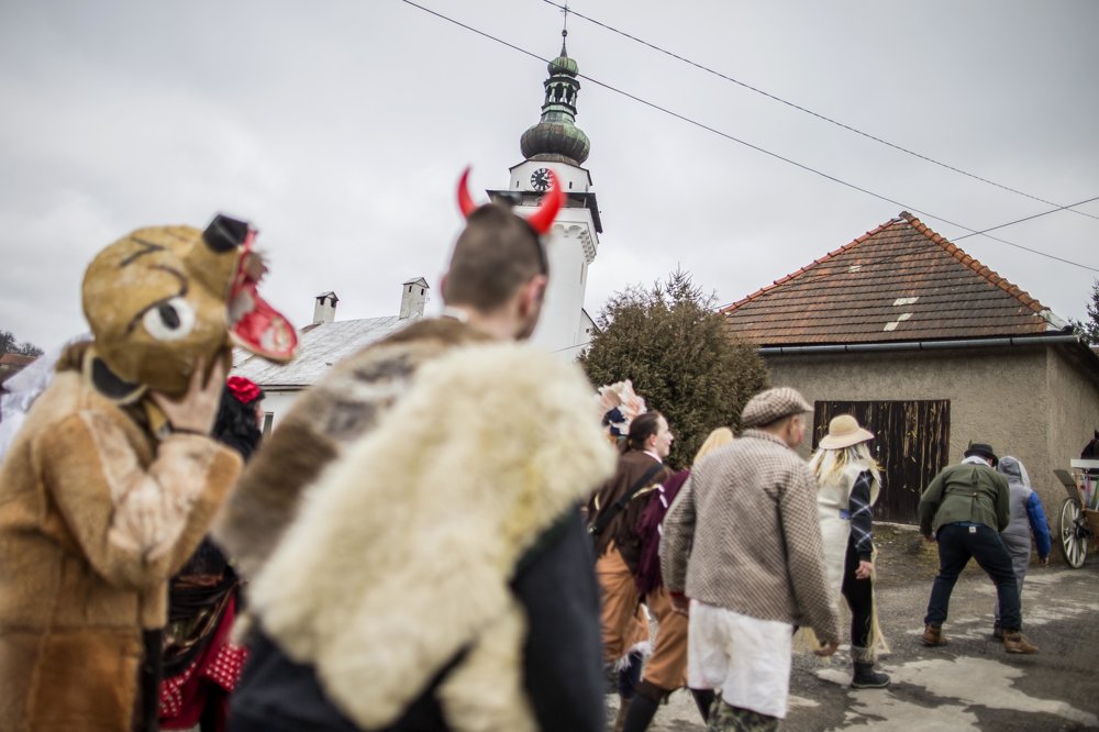 Fašiangová veselica v Banskej Belej.