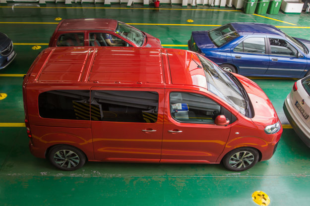 Citroën Spacetourer, s ktorým sme cestu do Chorvátska absolvovali, ponúka skvelý pomer ceny a hodnoty. Príjemne nás prekvapil nízkou spotrebou, šoféroval sa pritom takmer ako bežné osobné auto.