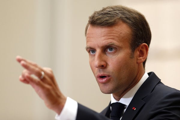 Macron je za sankcie voči krajinám, ktoré odmietajú azylantov