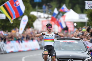 Peter Sagan prichádza do cieľa.