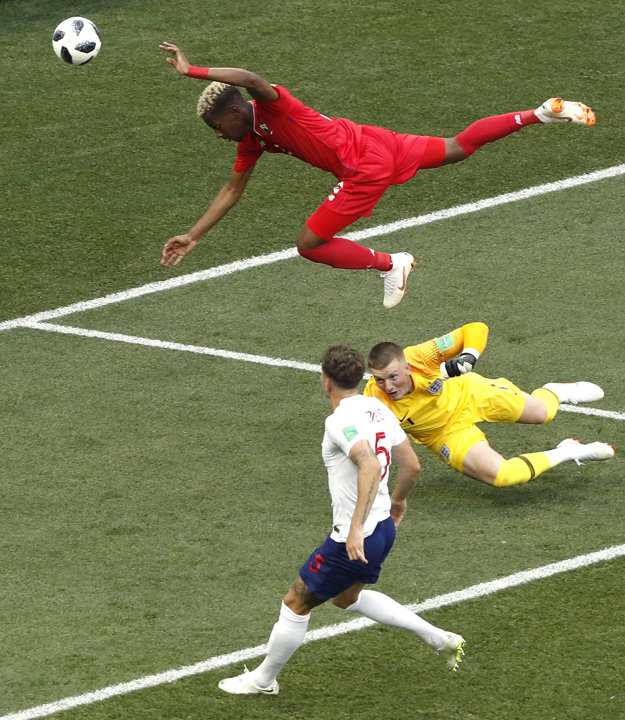 Michael Murillo sa zráža s brankárom Anglicka Jordanom Pickfordom.