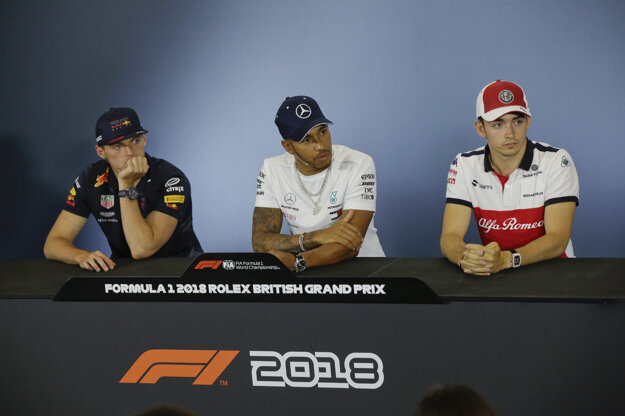 Lewis Hamilton (v strede) je najväčším favoritom na triumf vo Veľkej Británii.