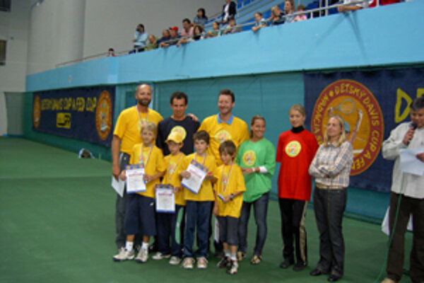 Horný rad zľava: Anton Blaško-nehrajúci kapitán, Dominik Hrbatý, Miloslav Mečíř, Dominika Cibulková, Henrieta Nagyová, Radka Zrubáková. Dolný rad zľava: Oliver Blaško, Juraj Illo, Matúš Ševčík, Jakub Petráš.