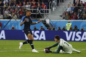 Kylian Mbappé a Thibaut Courtois. Obaja sa dostali do ideálnej zostavy denníka SME.