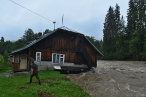 Rozvodnený potok Javorinka berie so sebou starší dom v Podspádoch vo Vysokých Tatrách.