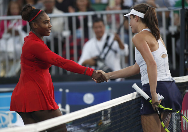 Serena Williamsová blahoželá Johanne Kontovej.